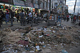 ゴミの処理がうまくいかず、街にゴミがあふれています。
